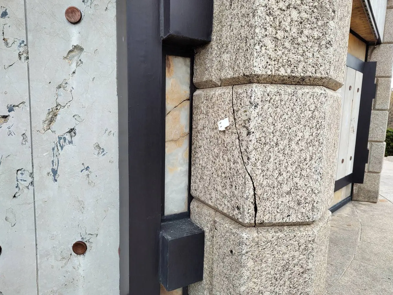 آسیب به آرامگاه باباطاهر در پی موج انفجار حمله تروریست‌های آمریکایی-صهیونی