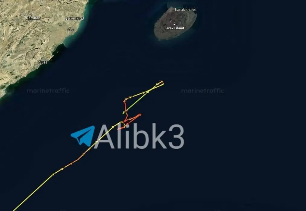 تمام کشتی ها درحال دور زدن و دور شدن از تنگه هرمز هستند+ عکس