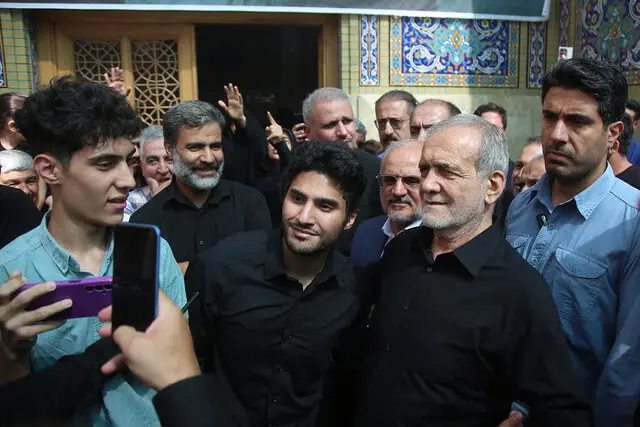 سفر سرزده پزشکیان به قم؛ زیارت حرم مطهر و مزار شهدا