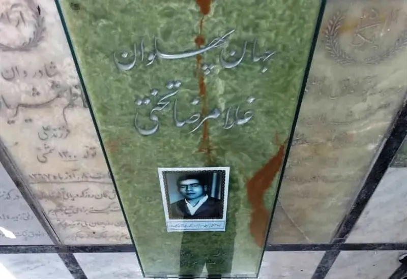 نصب عکس و شیشه محافظتی بر روی مزار جهان پهلوان تختی