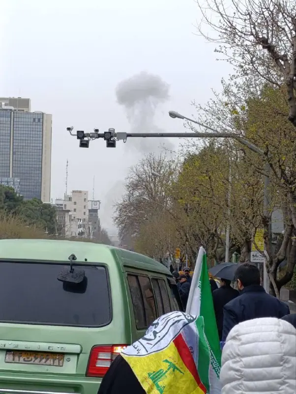 برگزاری مراسم روز جهانی قدس در چهاردهمین روز تحمیل جنگ به ایران/ تکبیر مردم همزمان با انفجارها در حوالی مسیر راهپیمایی+ فیلم و عکس