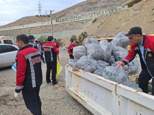 جمع‌آوری ۴ تن زباله از حاشیه رودخانه کن