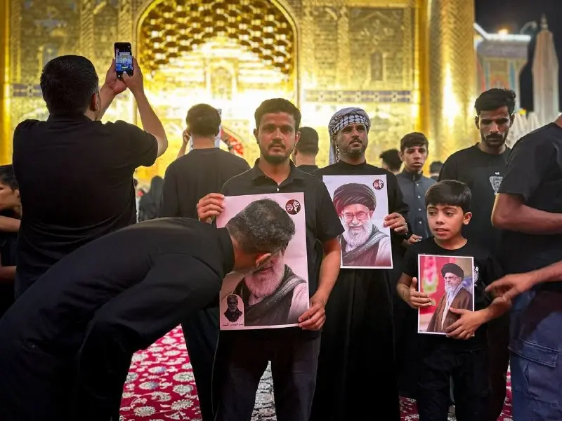 طواف پیکر مطهر رهبر شهید در صحن حرم امام علی (ع)/ برگزاری مراسم اقامه نماز بر پیکرها