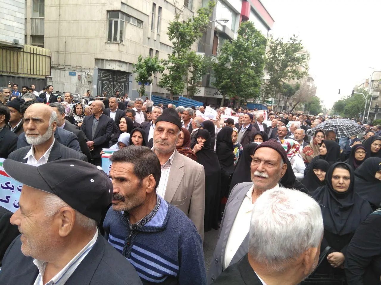 وزیر بهداشت دستش را از جیب کارگران درآورد/ هرچه دهان کارگران را ببندید دهان خورندگان بازمی‌شود/ تصمیم‌گیران منتظر اعتراض‌های جدی‌تر کارگران باشند+ فیلم و عکس