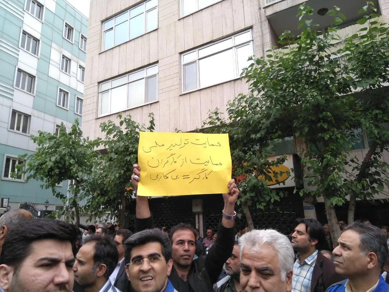 وزیر بهداشت دستش را از جیب کارگران درآورد/ هرچه دهان کارگران را ببندید دهان خورندگان بازمی‌شود/ تصمیم‌گیران منتظر اعتراض‌های جدی‌تر کارگران باشند+ فیلم و عکس