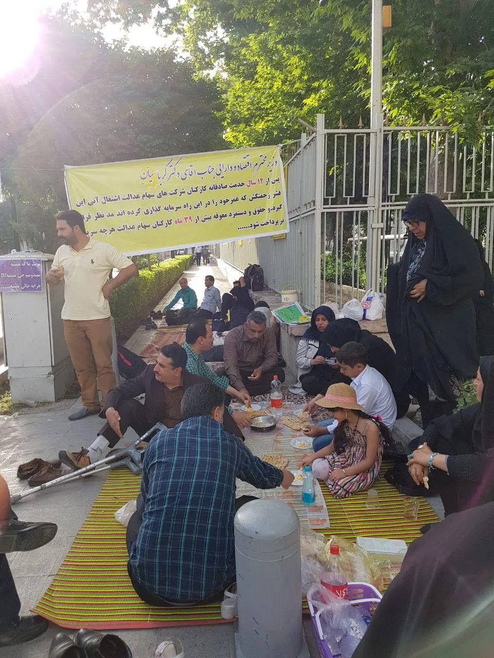 روز دوم تجمع کارکنان دفاتر سهام عدالت/معترضان شب را در خیابان ماندند