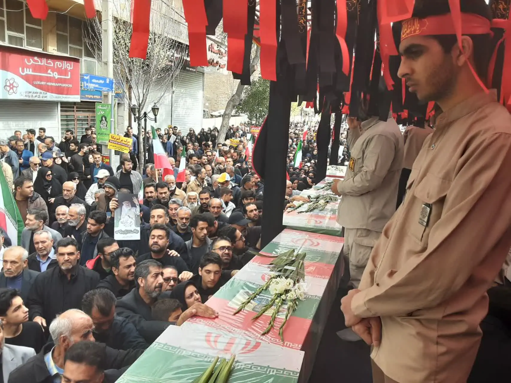 بدرقه باشکوه مردم شیراز با ۲۰ شهید جنگ 