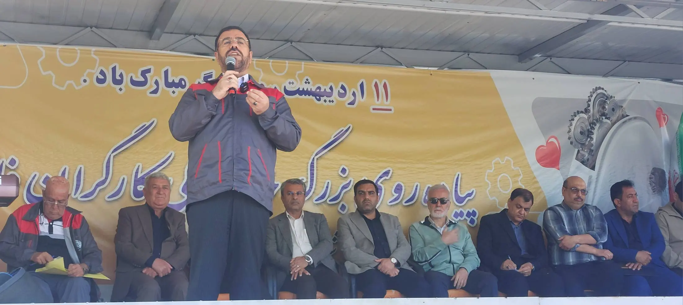 پیگیری مطالبات جامعه کارگری با جدیت ادامه دارد/طی سه ماه آینده ۱۰ سالن ورزشی در شهر به بهره‌برداری می‌رسد