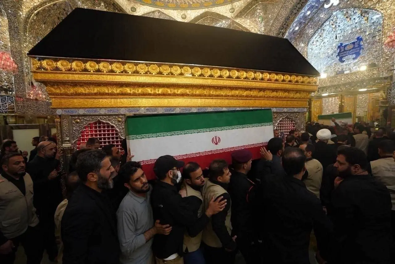 طواف پیکر مطهر رهبر شهید در صحن حرم امام علی (ع) و حرم امام حسین (ع)/ برگزاری مراسم اقامه نماز بر پیکرها