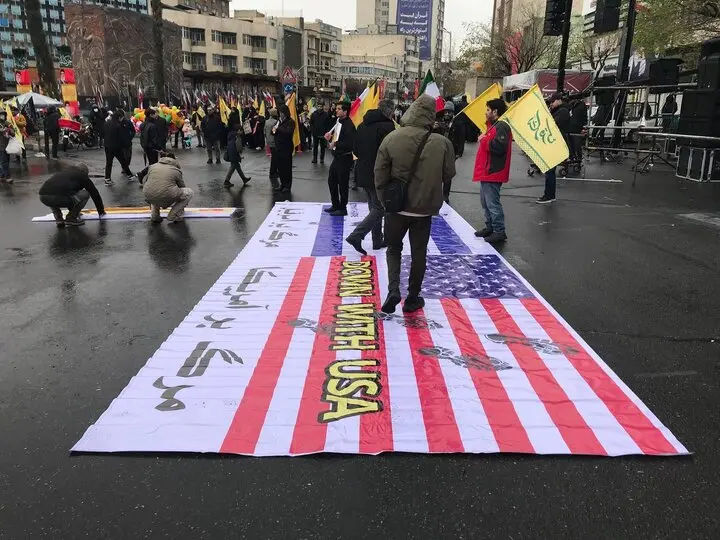 برگزاری مراسم روز جهانی قدس در چهاردهمین روز تحمیل جنگ به ایران/ تکبیر مردم همزمان با انفجارها در حوالی مسیر راهپیمایی+ فیلم و عکس