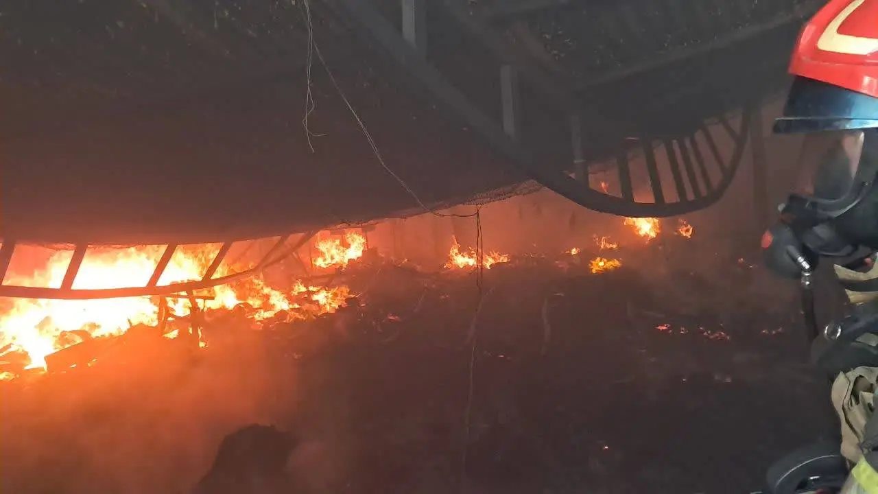 آتش‌سوزی گسترده یک گاراژ در بزرگراه آزادگان