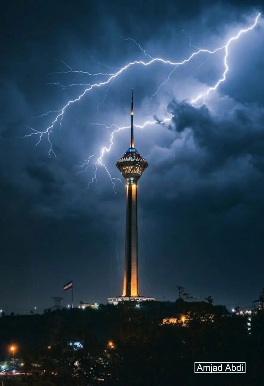 تصویری رویایی از لحظه رعد و برق در کنار برج میلاد تهران