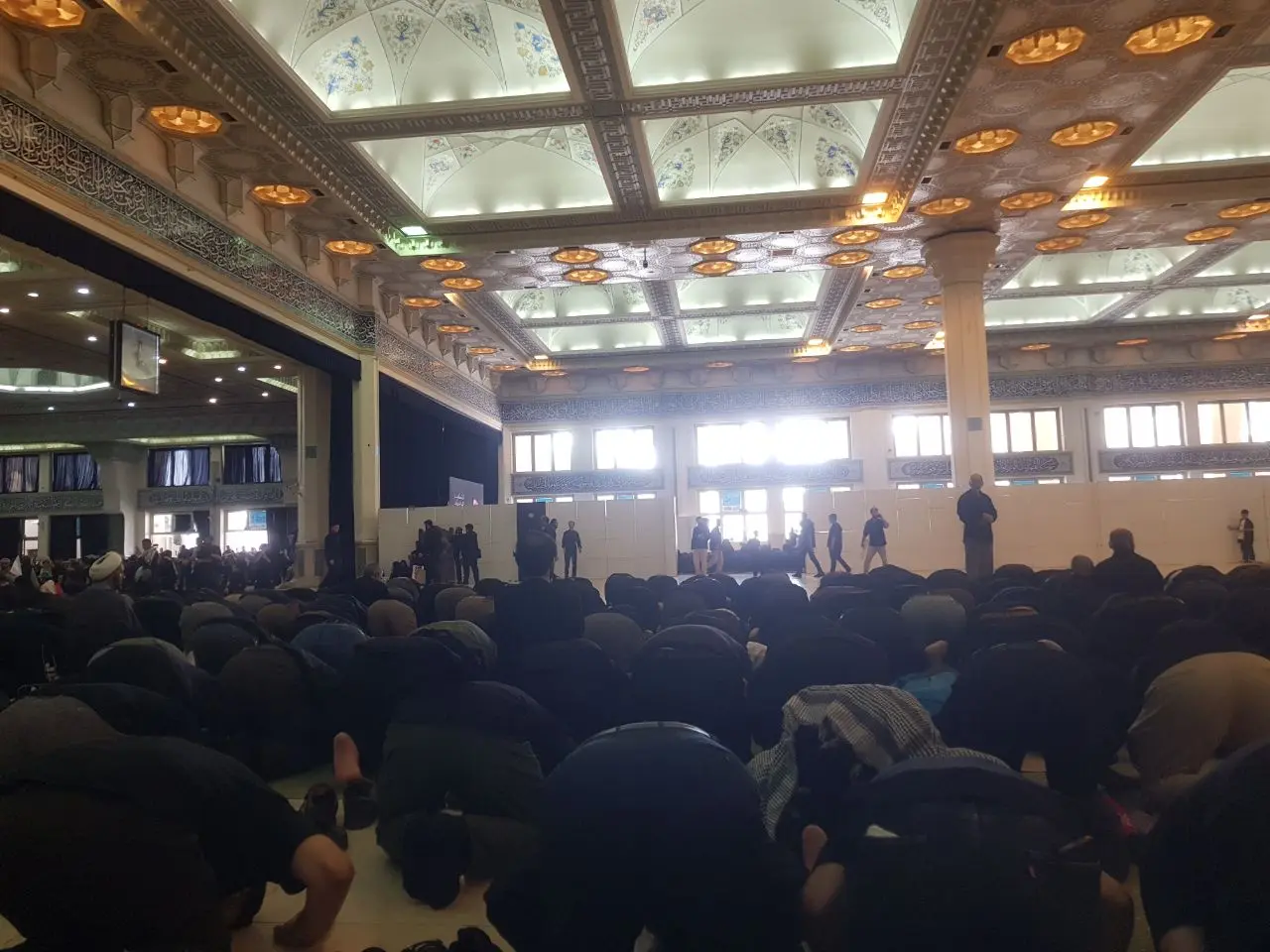 اقامه نماز ظهر در مصلی تهران
