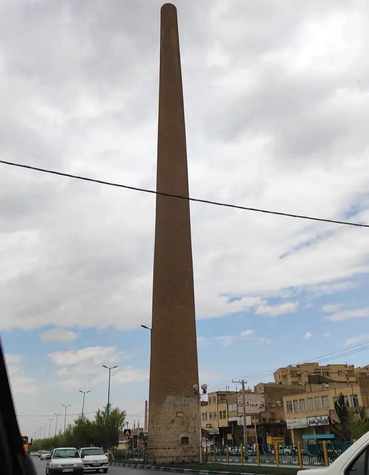 دودکش‌های قدیمی کوره‌های آجر پزی  یزد در حال تخریب هستند/میراث فرهنگی آماده همکاری با شهرداری برای مرمت دودکش‌ها است