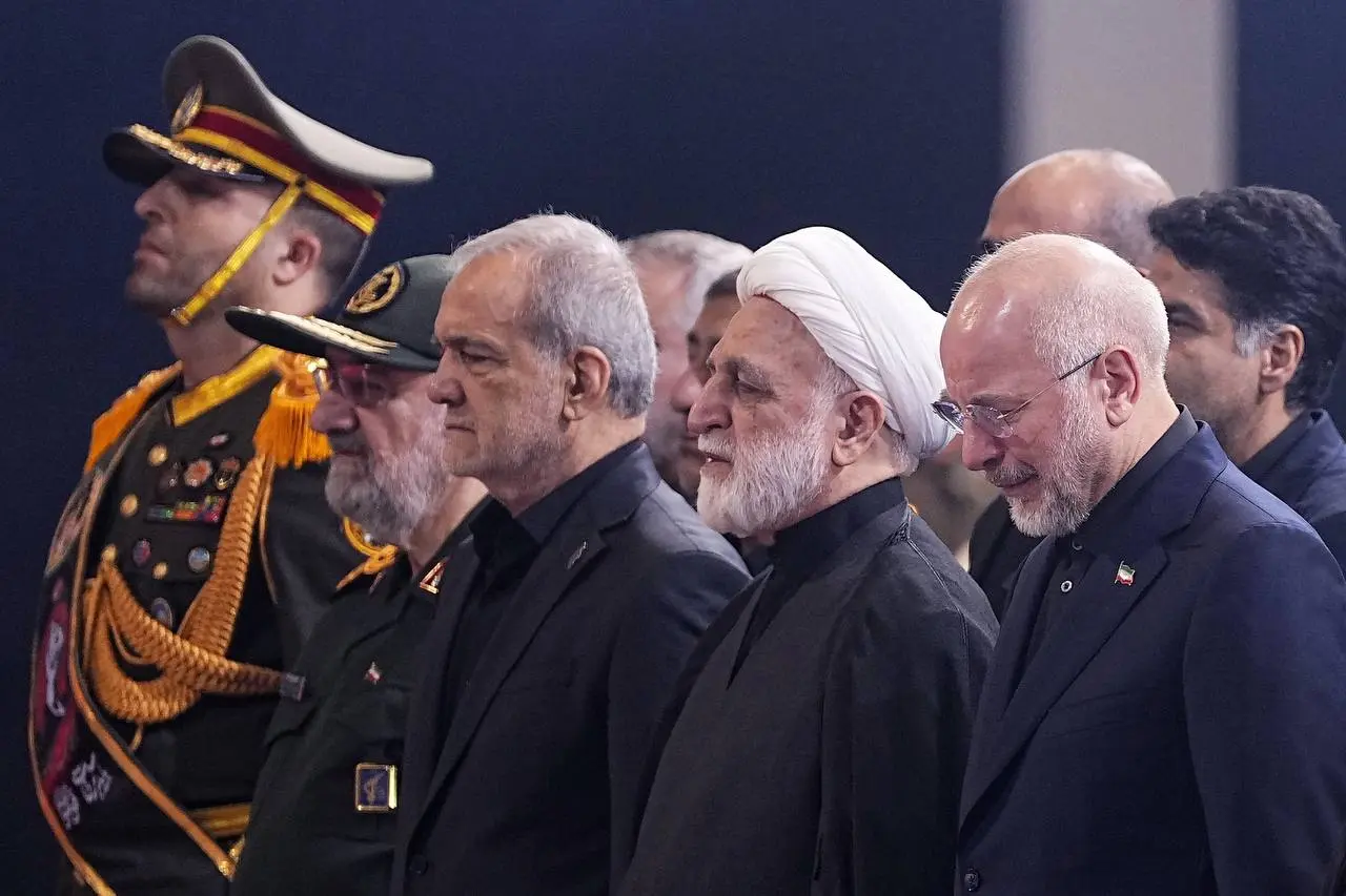 وداع سران قوا و جمعی از مسئولان با پیکر رهبر شهید انقلاب + تصاویر