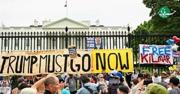 تجمع مقابل کاخ سفید؛ ترامپ را استیضاح کنید + عکس