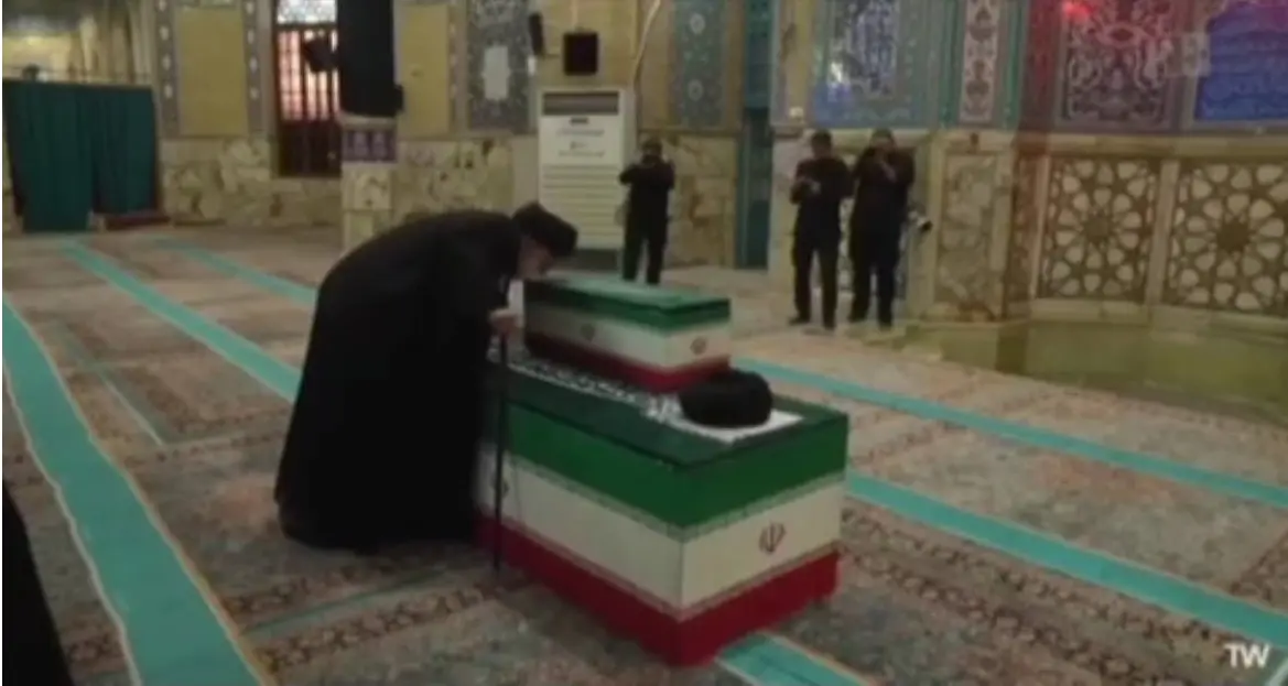 وداع و بوسه سیدهادی خامنه‌ای بر تابوت برادر شهیدش + عکس