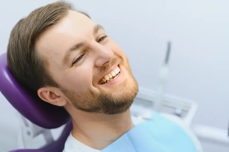 ایمپلنت یا دندان مصنوعی، کدام یک بهتر است؟