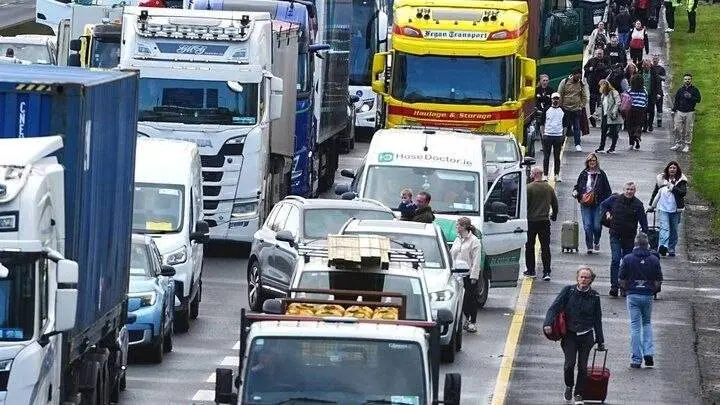 معترضان ایرلندی مسیر پالایشگاه‌ها و انبارهای سوخت را مسدود کردند + عکس