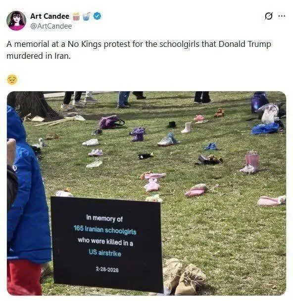 نوشته بر روی پلاکارد معترضان آمریکایی به ترامپ: "به یاد ۱۶۵ دختر بچه مدرسه‌ای که توسط بمباران آمریکا کشته شدند." + عکس