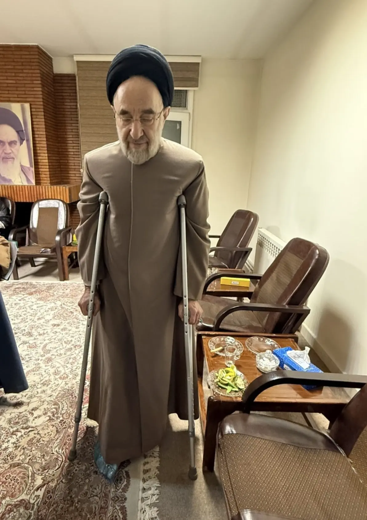 اولین تصاویر از سیدمحمد خاتمی با عصا +عکس