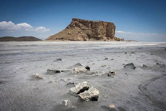 فرونشست زمین در ۳ دشت آذربایجان غربی/بحران نمک در بستر دریاچه ارومیه، استان‌های غربی کشور را تهدید می کند