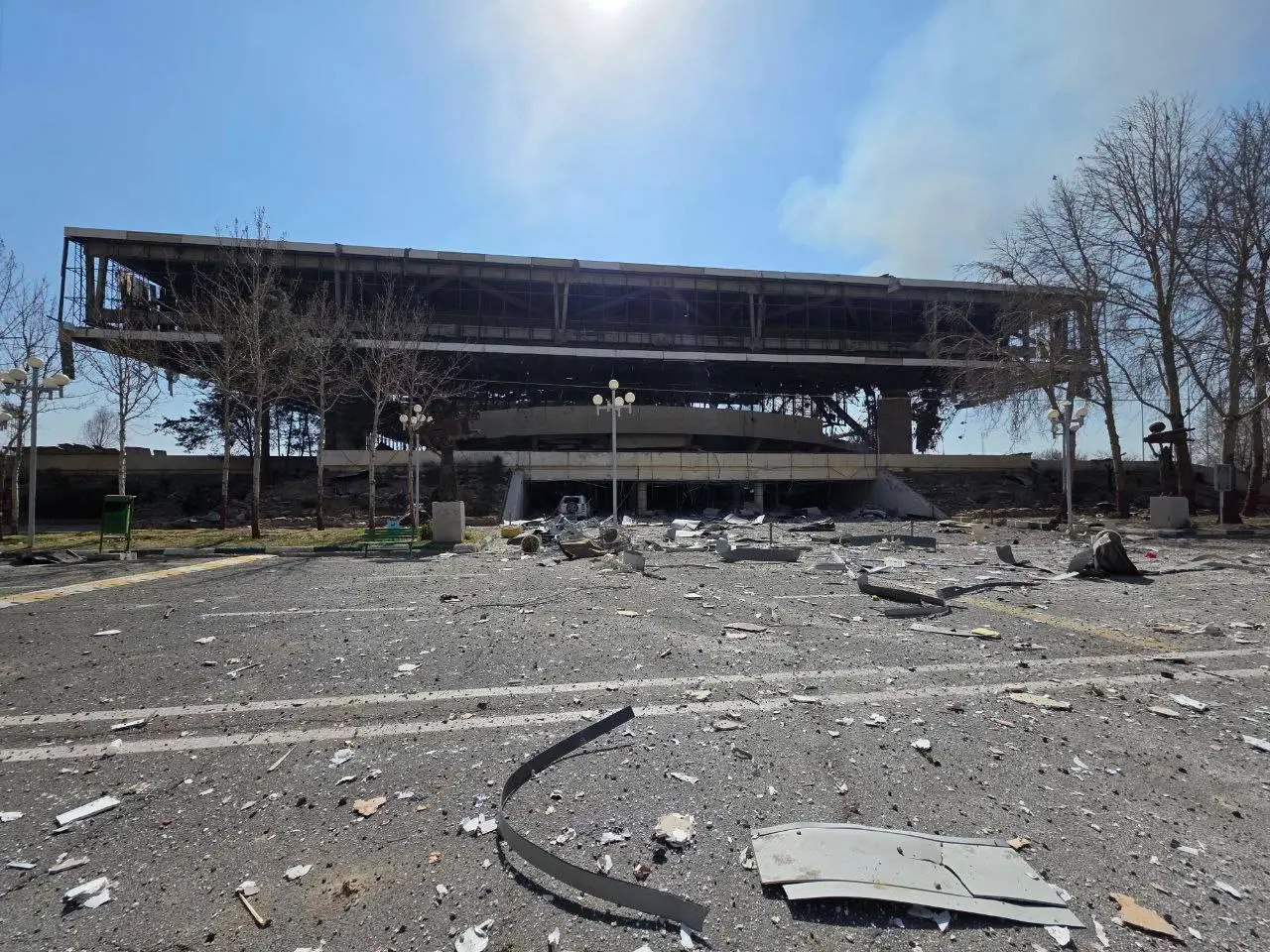 تخریب سالن 12 هزار نفری استادیوم آزادی در حملات آمریکا (عکس)