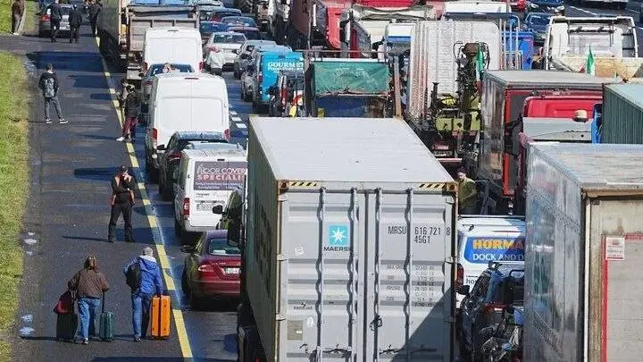 معترضان ایرلندی مسیر پالایشگاه‌ها و انبارهای سوخت را مسدود کردند + عکس