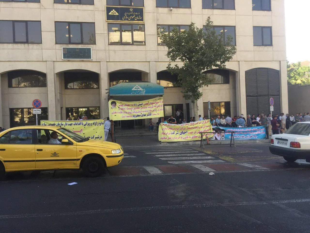 تجمع کارگران قراردادی شرکت حملونقل خلیج فارس مقابل سازمان خصوصیسازی