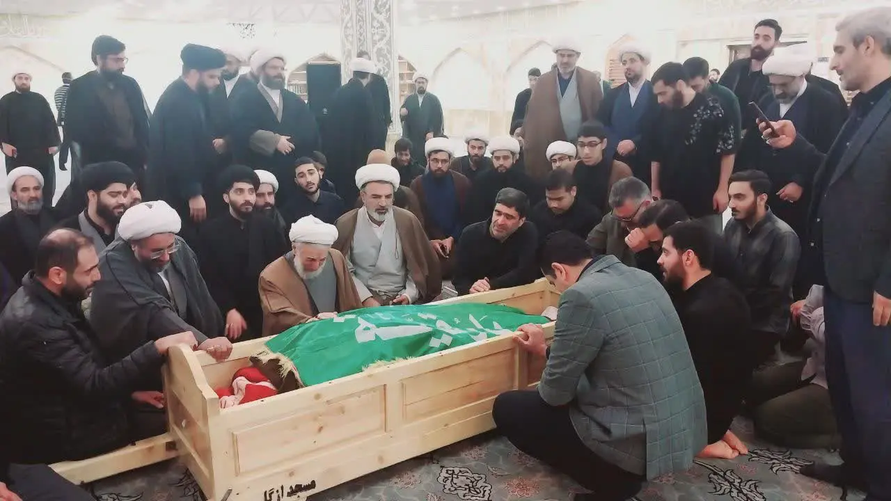 وداع صدیقی با پیکر پسرش در مدرسه علمیه امام خمینی + تصاویر