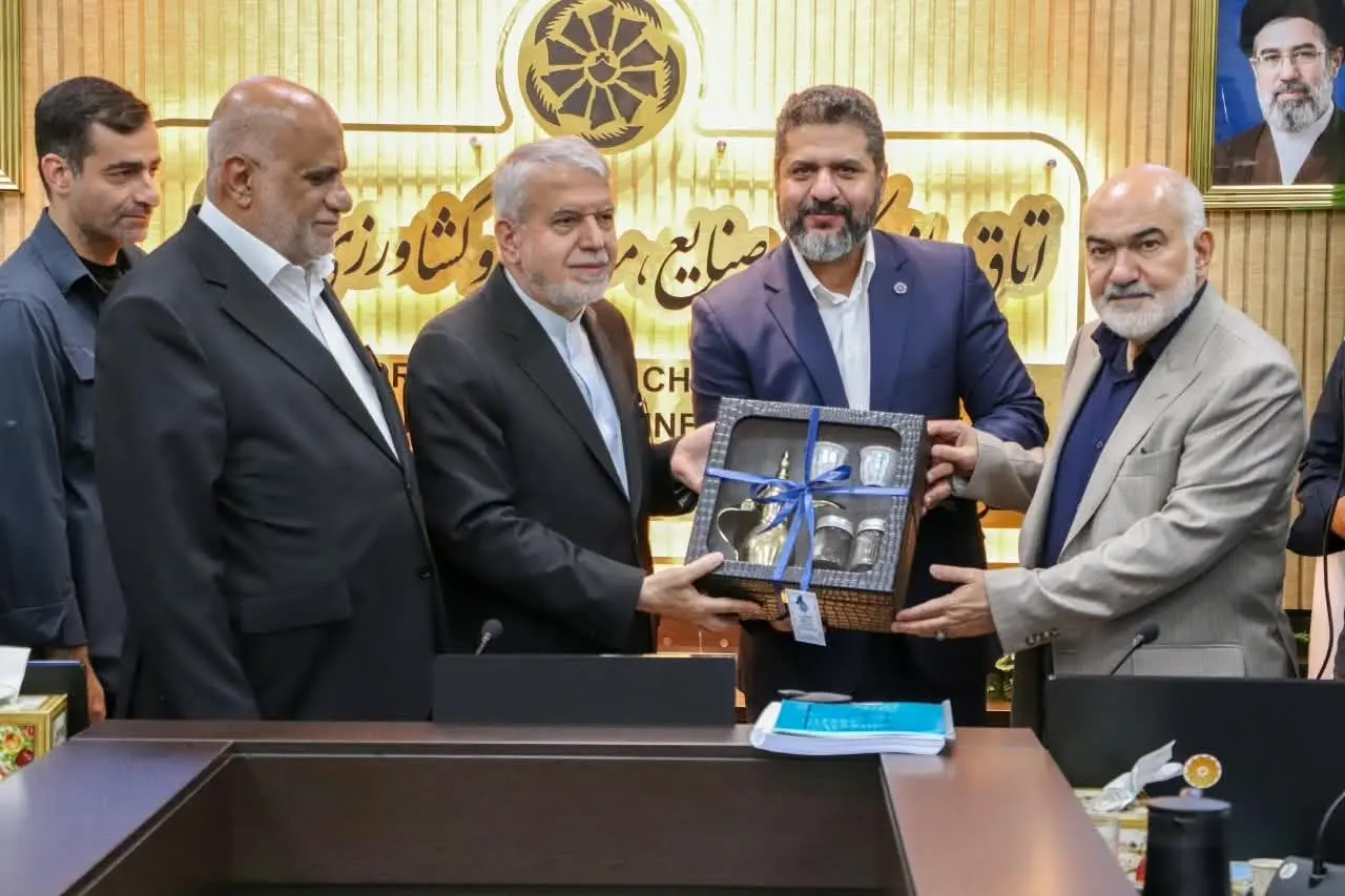 ۱۳ پیشنهاد برای تحول گردشگری خرمشهر و آبادان تقدیم وزیر میراث فرهنگی شد