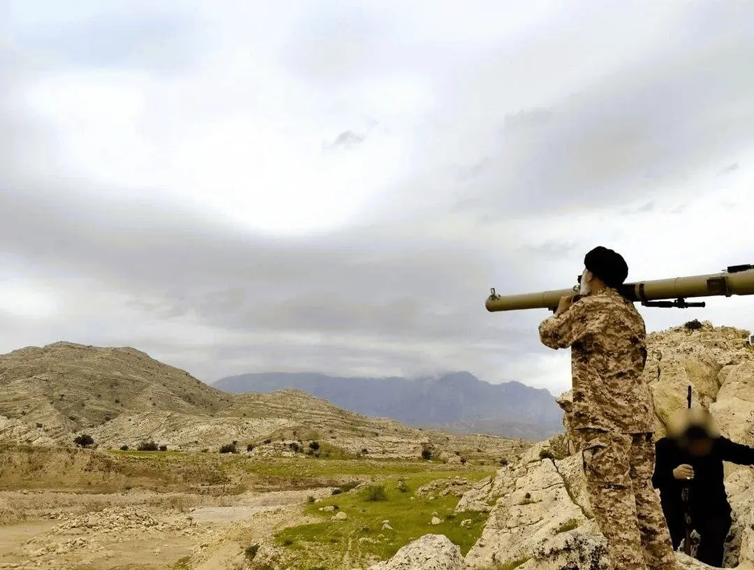 تصاویر امام جمعه اهواز با لباس رزم برای شکار هواگردهای دشمن+ عکس