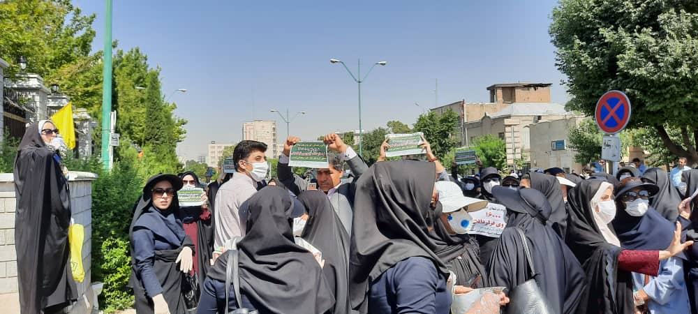 ادامه اعتراض آموزش‌دهندگان و آموزشیاران نهضت سوادآموزی مقابل مجلس