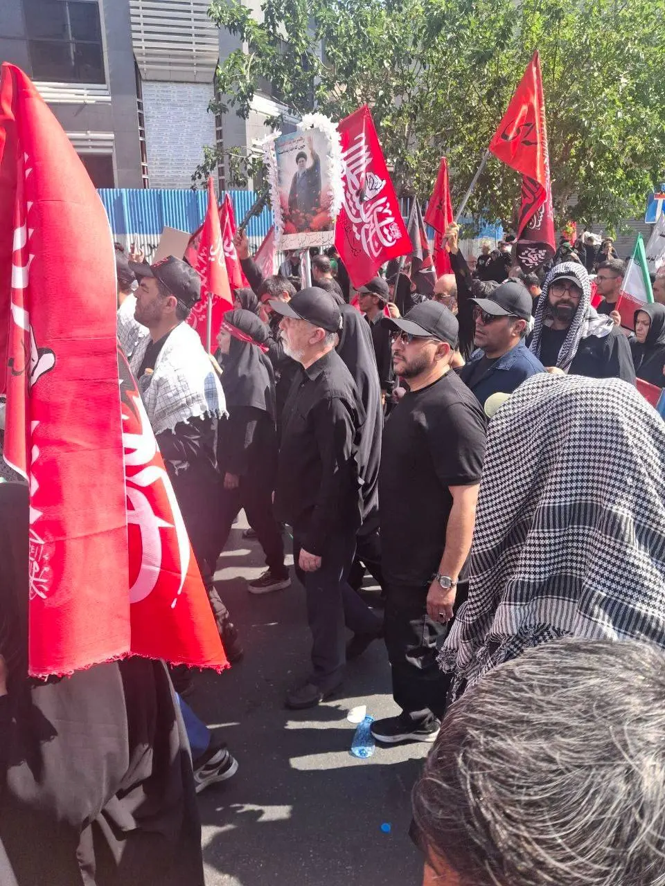 برگزاری مراسم تشییع پیکر رهبر شهید انقلاب در تهران/همه با پرچم‌های سرخ آمدند