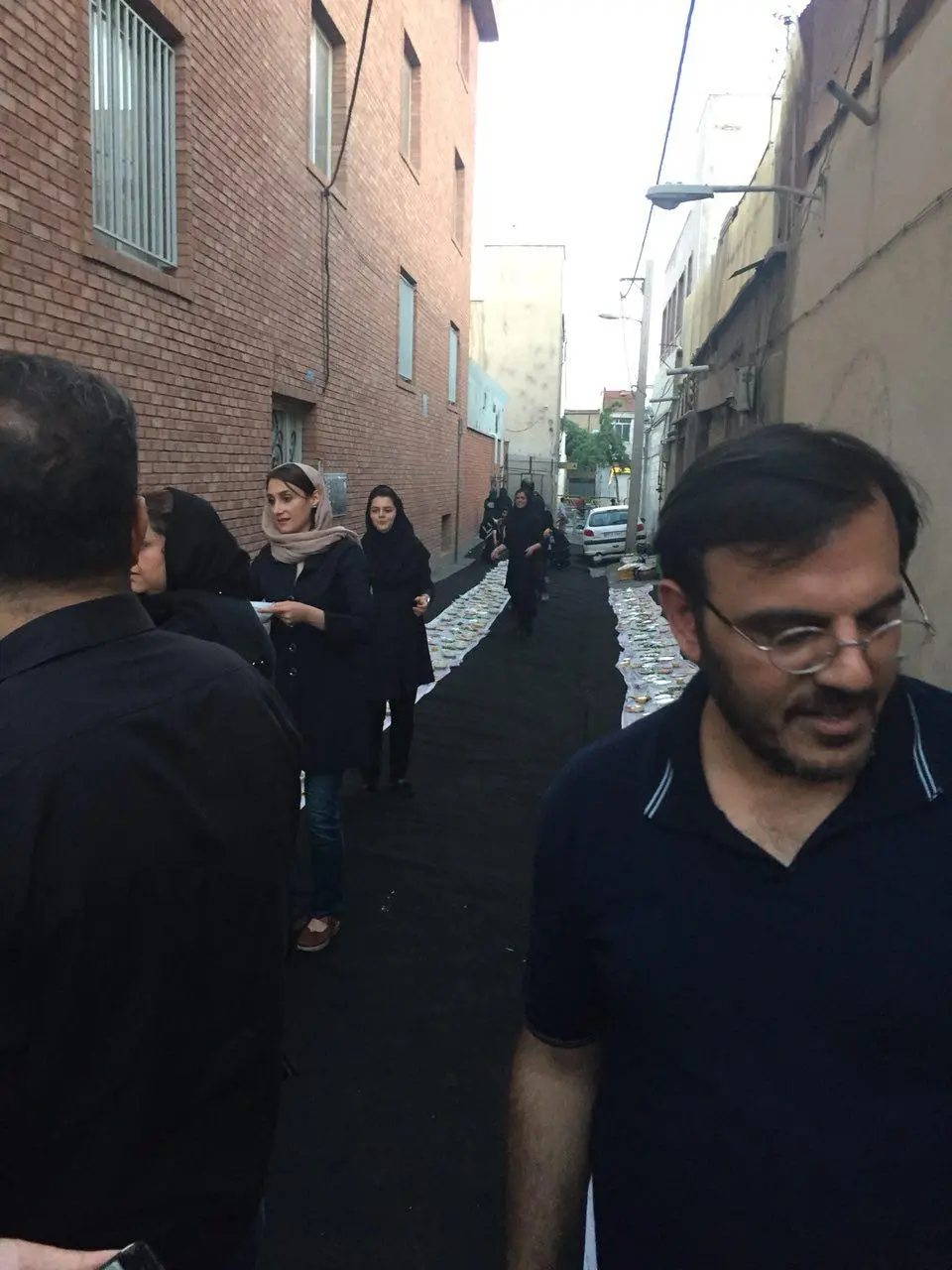 سفره افطاری کارتنخوابهای محله مولوی تهران + تصاویر