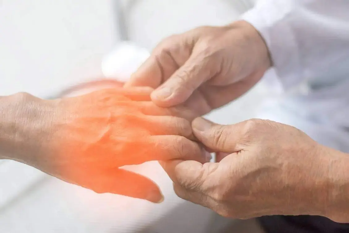 8 علت بی حسی و سوزن سوزن شدن بازو و دستها