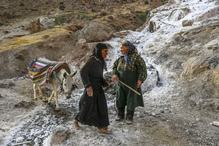 زنان معدن‌کار «قلعه رشید» و رقص نمک