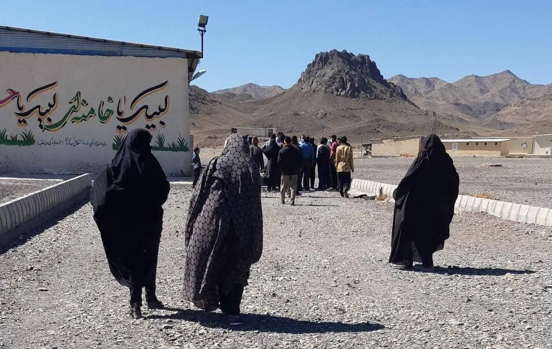 تعدادی از مردم جنوب کرمان برای انتقال آب هلیل رود تجمع کردند