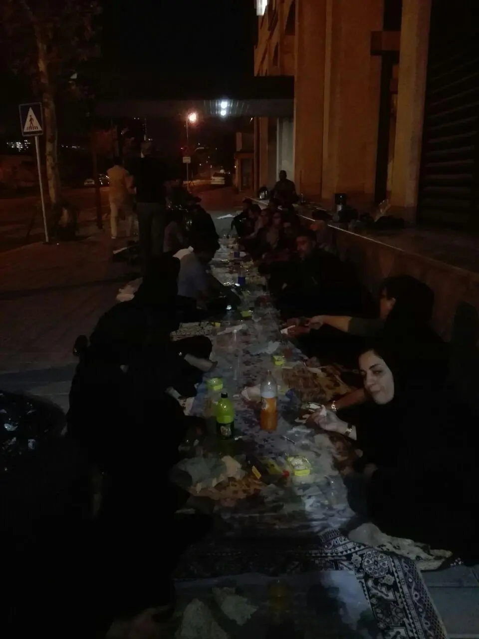 کارکنان سهام عدالت شب را در خیابان گذراندند/ادامه اعتراضات با طلوع آفتاب 