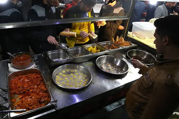 مشترى رستوران‌های شیراز به کمتر از یک سوم می‌رسد/  شهروندان به غذاهاى ارزان قیمت روى آورده‌اند/ میزان فروش برخی واحدهاى عرضه مواد غذایى صفر تا 20 درصد است