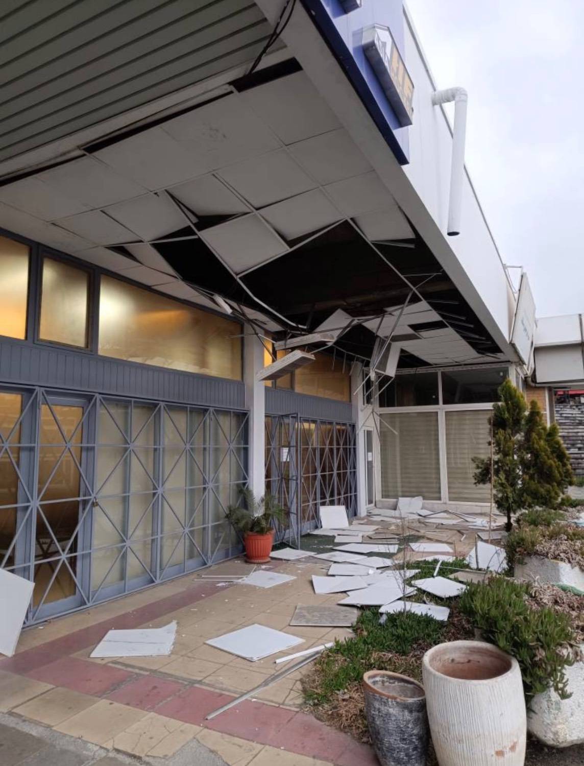 ساختمان فدراسیون هاکی در مجموعه ورزشی انقلاب آسیب دید