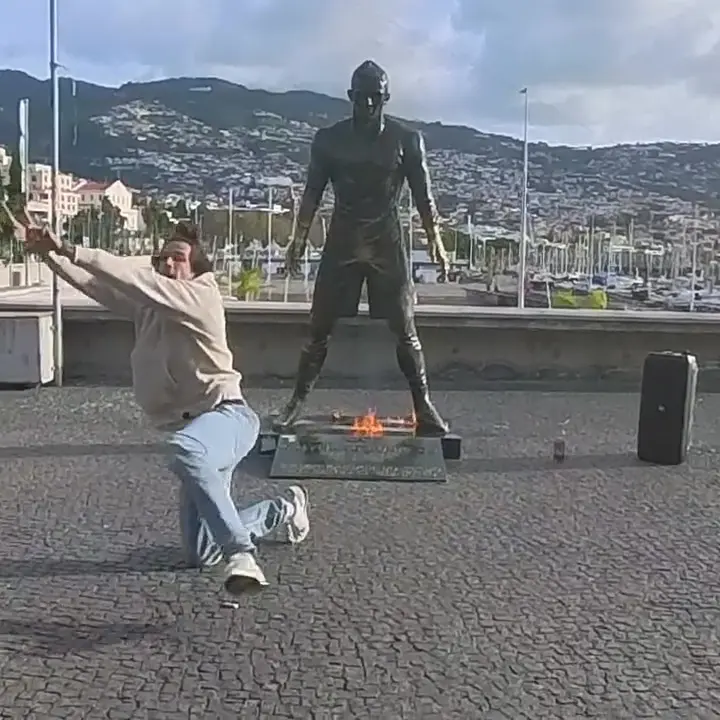 مجسمه رونالدو را به اتش کشیدند + عکس