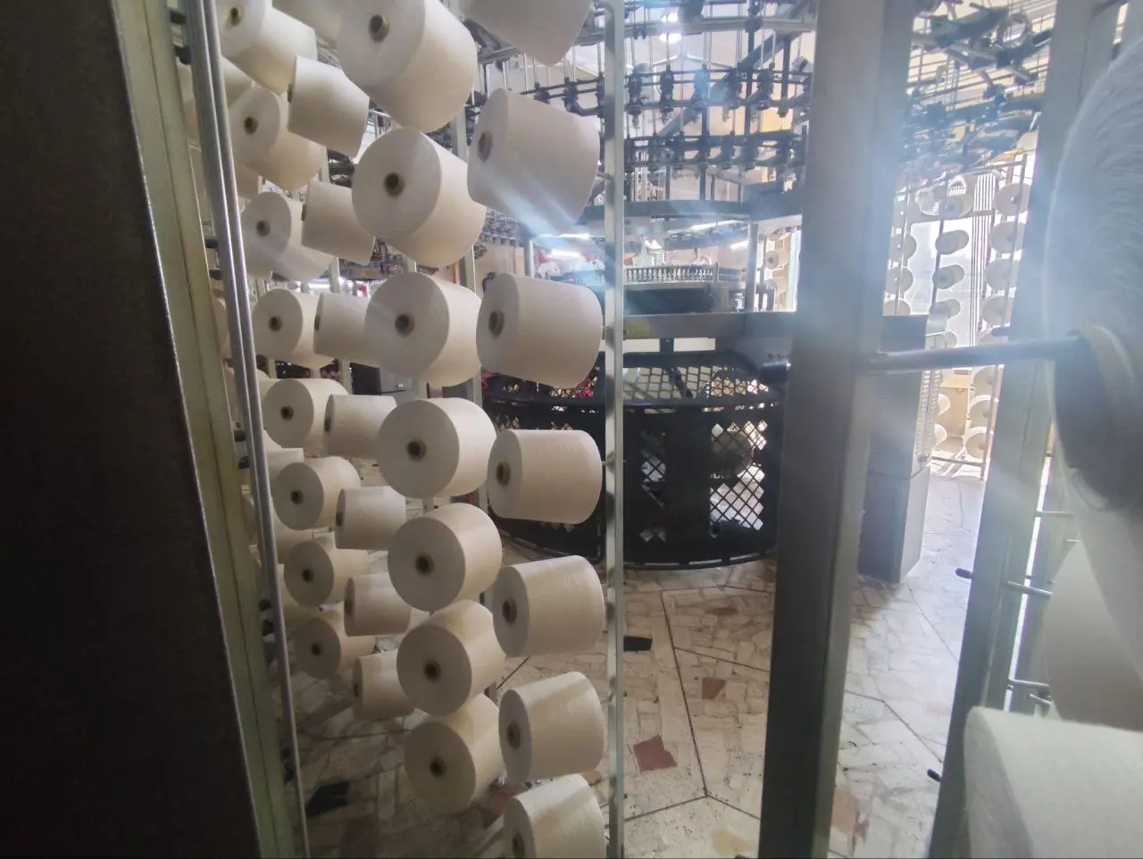 ترک خوردن سقف تولید در تریکوبافی‌های پایتخت/ آگهی می‌دهیم ولی کارگر نمی‌آید!