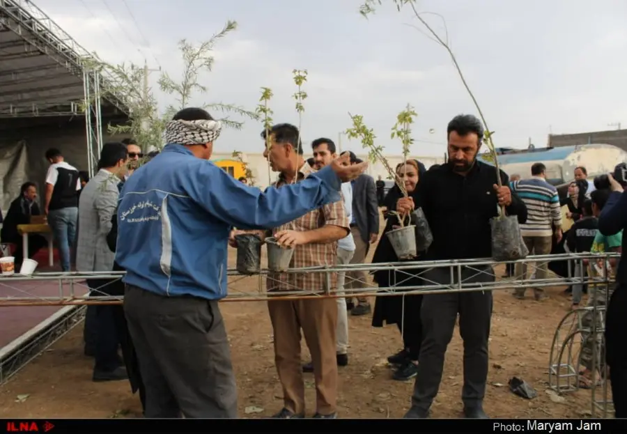 گزارش تصویری از اهدا ۳۰ هزار اصله نهال در اهواز