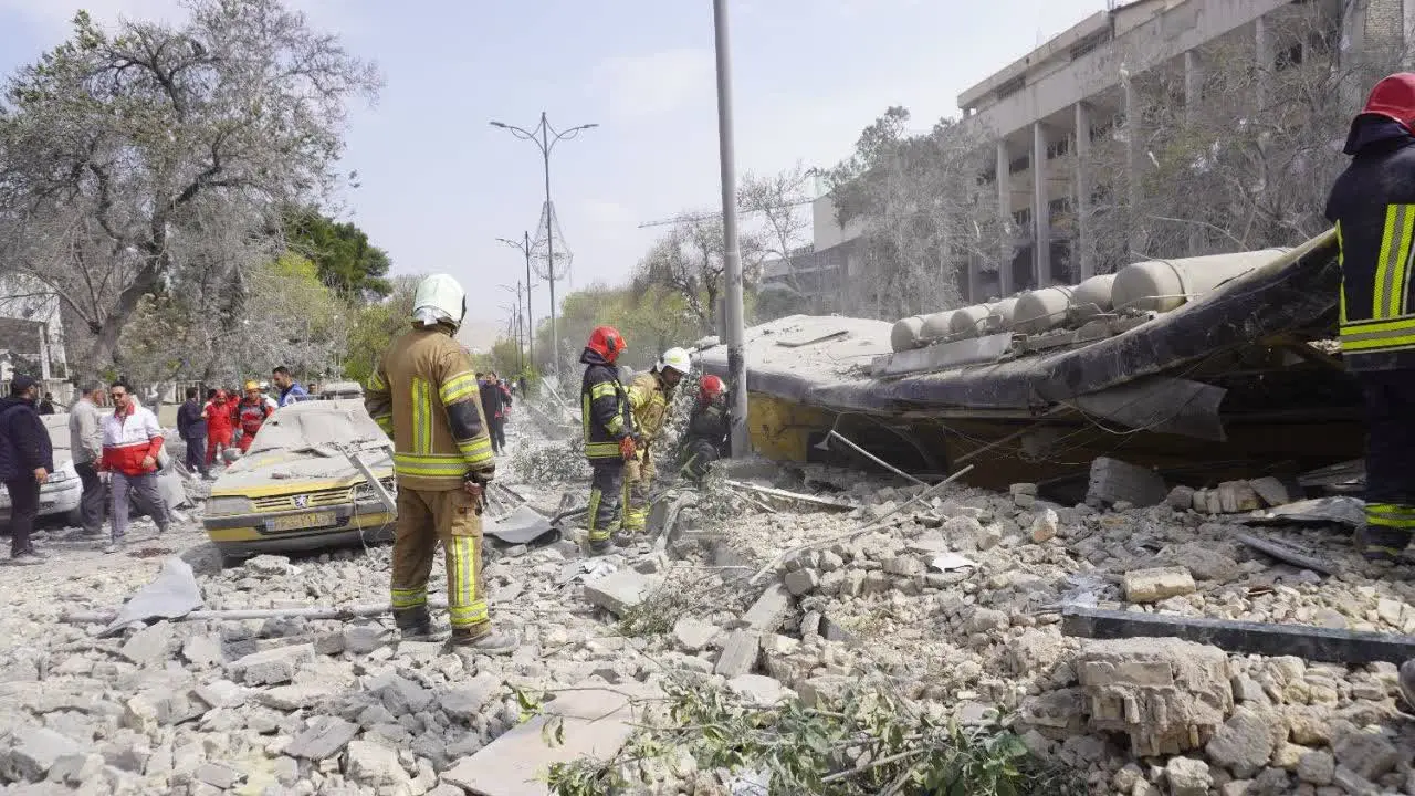 حماسه ایستادگی آتش‌نشانان شیراز زیر آوار و آتش