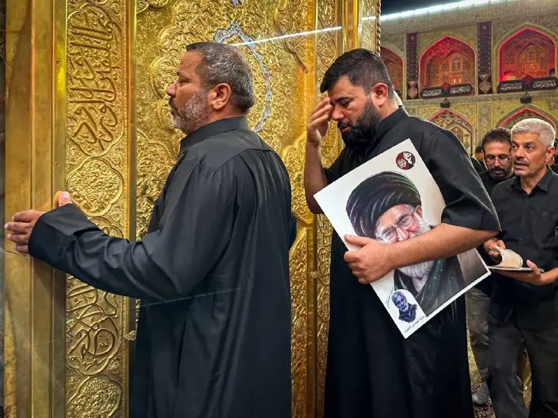 طواف پیکر مطهر رهبر شهید در صحن حرم امام علی (ع)/ برگزاری مراسم اقامه نماز بر پیکرها
