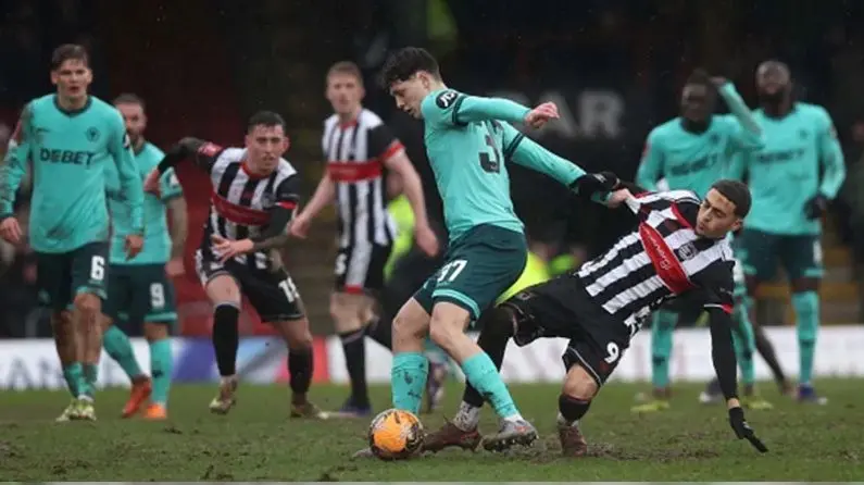 جدال وولورهمپتون و گریمزبی تاون در زمین گل‌آلود