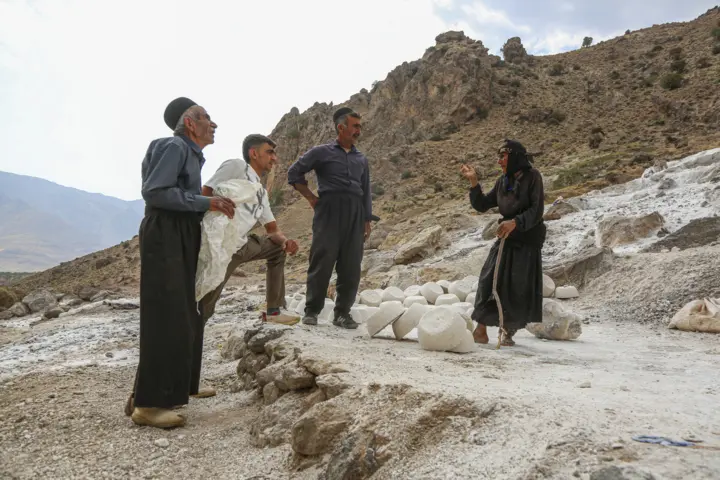 زنان معدن‌کار «قلعه رشید» و رقص نمک