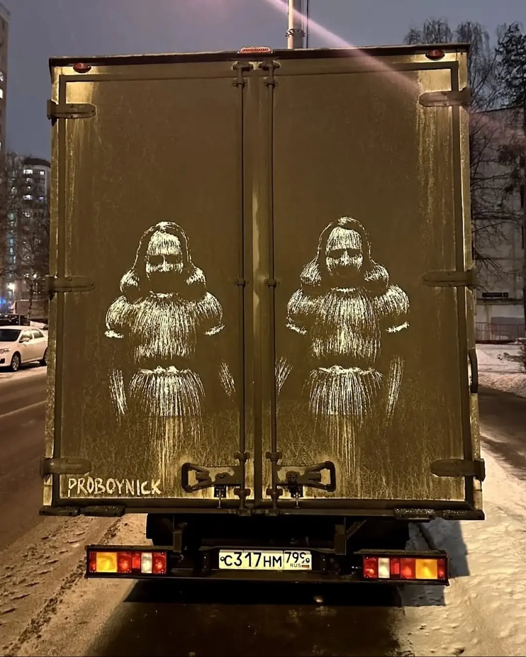 هنرمند روس از گرد و غبار، بوم می‌سازد + عکس