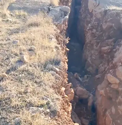 ماجرای شکاف کوه در شیراز/ زمین لغزش منصور آباد مخالف با جهت جاده است/ تمام کوه‌های شمال شهر با پدیده زمین لغزش مواجهند